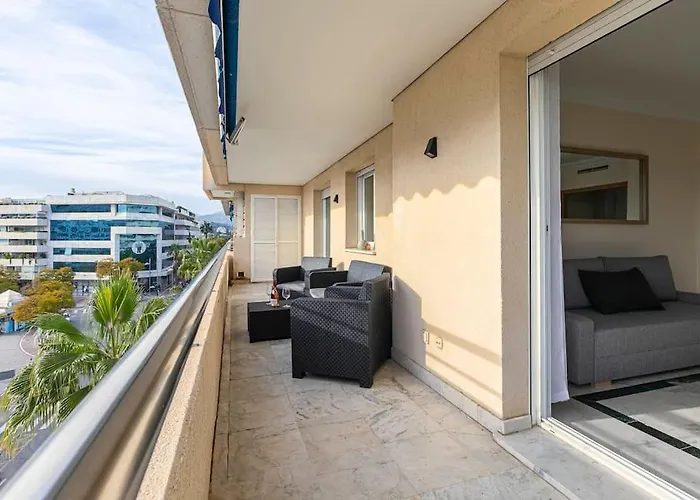 Luminous Apartment In Puerto Banus, Marbella